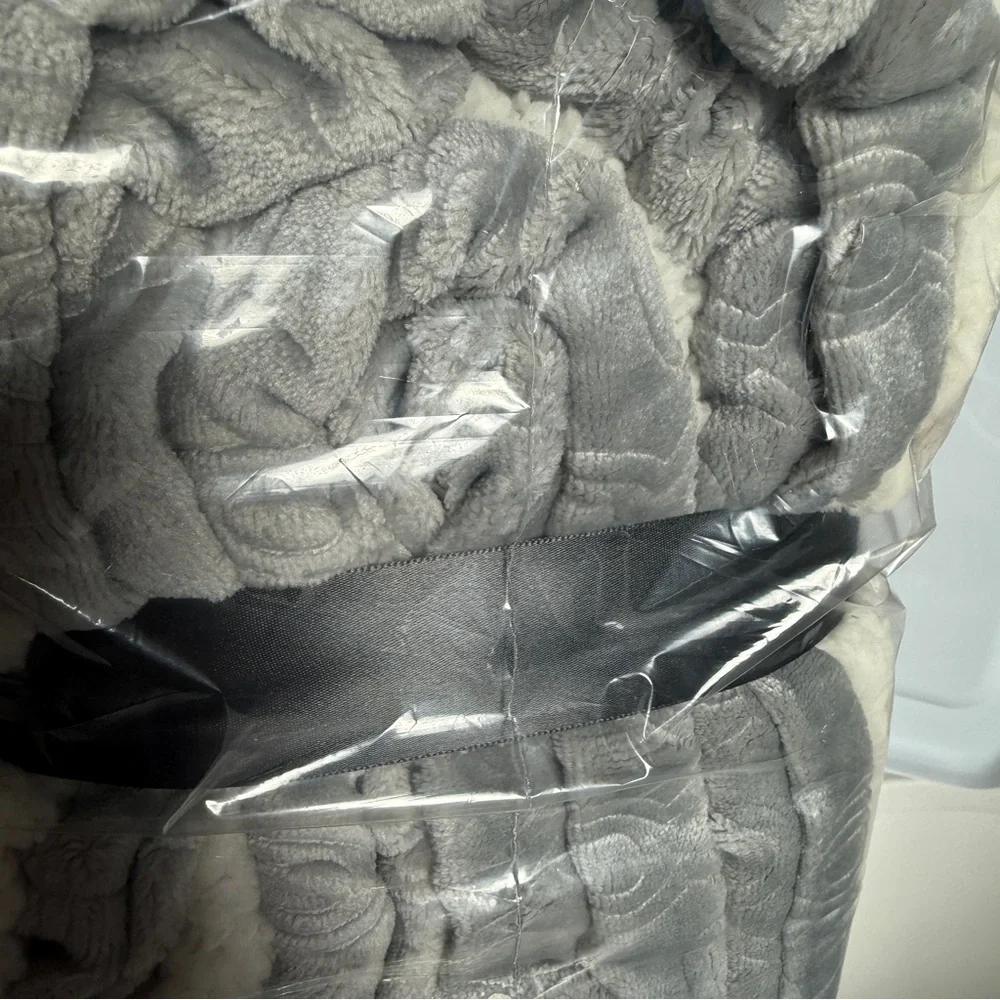 🆕 ✨ Madison Park Oversized Plush Throw Blanket – Grey 60” X 70” 🩶🤍🩶 NWT - Picture 8 of 16